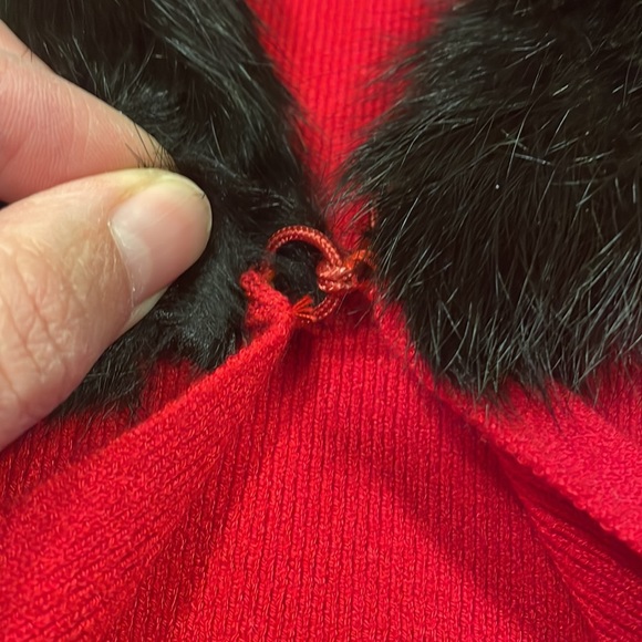 ♥️👑Red vintage sweater w/ faux fur collar and cuffs - Picture 5 of 8